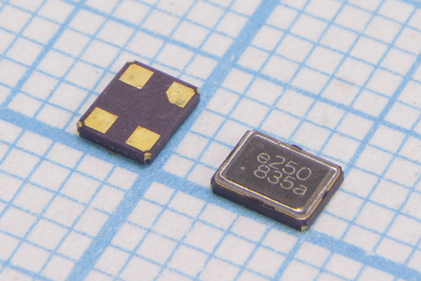 25000 \SMD03225C4\20\ 10\ 10/-20~70C\XMH\1Г CREC --- Кварцевые резонаторы (пьезокерамические, диэлектрические, ПАВ (SAW), резонаторы из других пьезоматериалов)