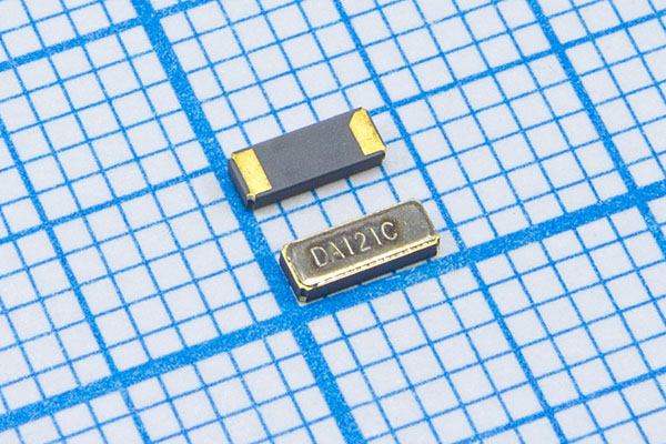 32,768 \SMD04115C2\12,5\ 20\\CC5V-T1A\1Г --- Кварцевые резонаторы (пьезокерамические, диэлектрические, ПАВ (SAW), резонаторы из других пьезоматериалов)