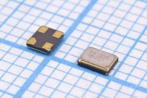 25000 \SMD02520C4\18\ 50\ 45/-10~60C\XME\1Г CREC --- Кварцевые резонаторы (пьезокерамические, диэлектрические, ПАВ (SAW), резонаторы из других пьезоматериалов)