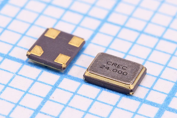 24000 \SMD02520C4\12\ 10\ 10/-20~70C\XME\1Г CREC --- Кварцевые резонаторы (пьезокерамические, диэлектрические, ПАВ (SAW), резонаторы из других пьезоматериалов)
