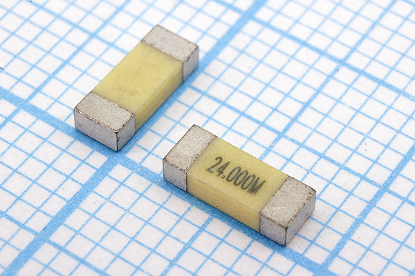 24000 \SMD06022C2\20\ 20\ 20/-20~70C\S6022-2\1Г --- Кварцевые резонаторы (пьезокерамические, диэлектрические, ПАВ (SAW), резонаторы из других пьезоматериалов)