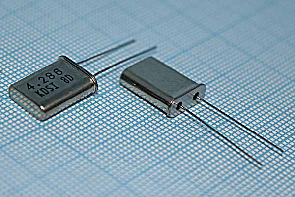 4286 \HC49U\16\ 40\\HC-49U[KDS]\1Г (KDSI) --- Кварцевые резонаторы (пьезокерамические, диэлектрические, ПАВ (SAW), резонаторы из других пьезоматериалов)